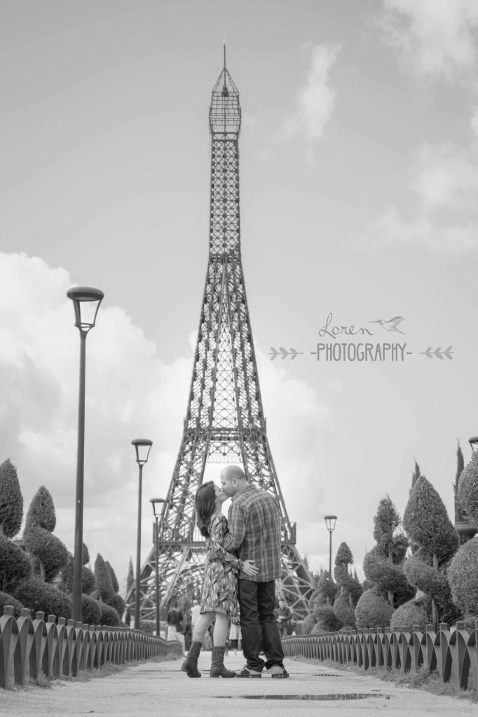 pareja enamorada parque de Europa torre eiffel -LorenPhotography-11_BN